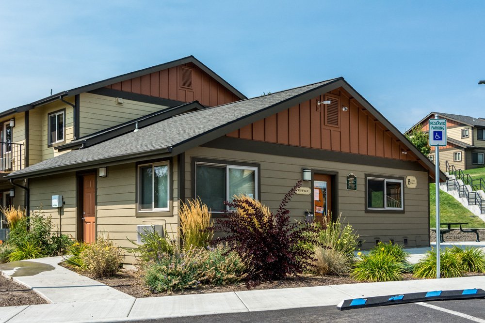 Madras Condo: 410 NE Oak St
