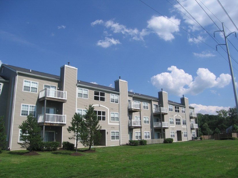 Newark Condo: 200 Vinings Way