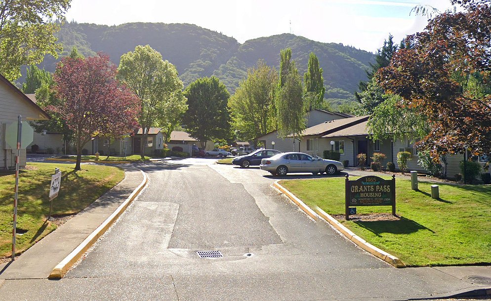 Grants Pass Condo: 1465 NE 10th Street