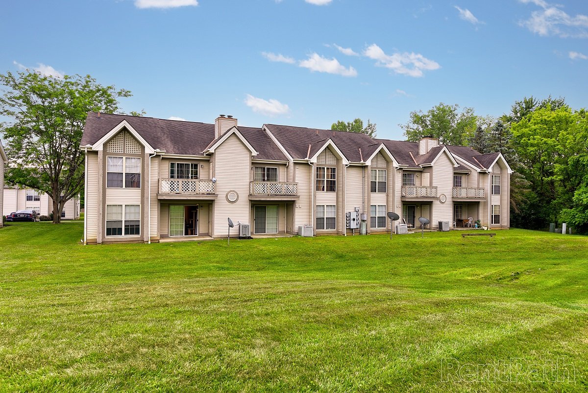 Lancaster Condo: 857 Elizabeth Dr.