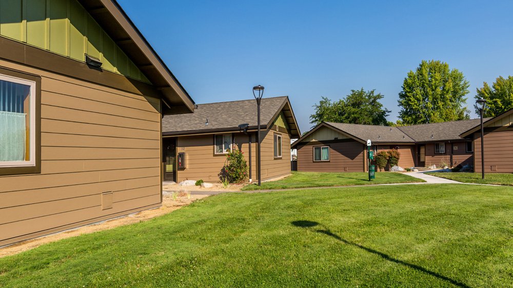 Talent Condo: 220 Holiday Ln