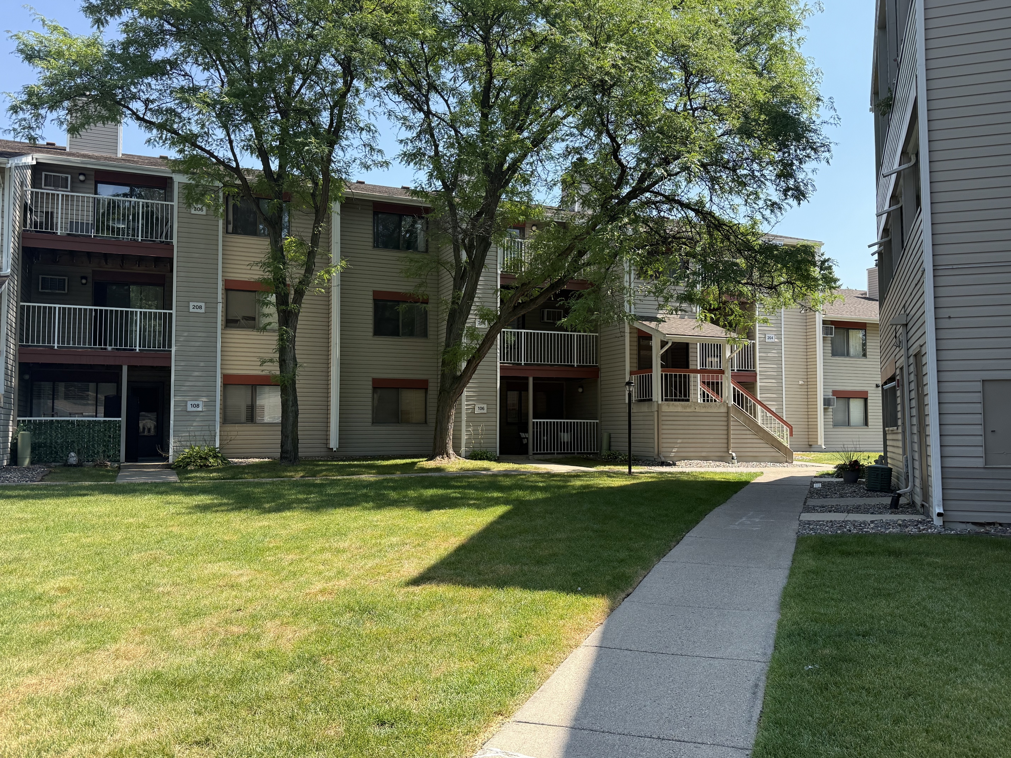 Saint  Louis Park Condo: 350 Shelard Parkway