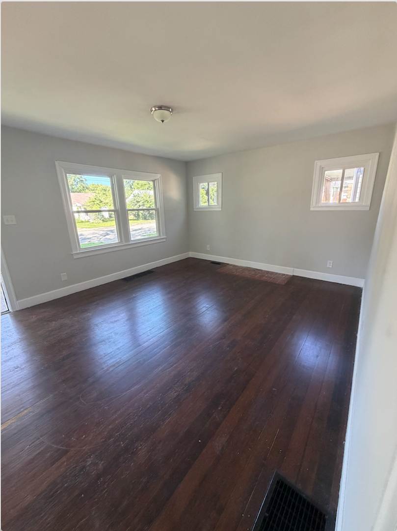 Lexington House: 141 Brown Ave