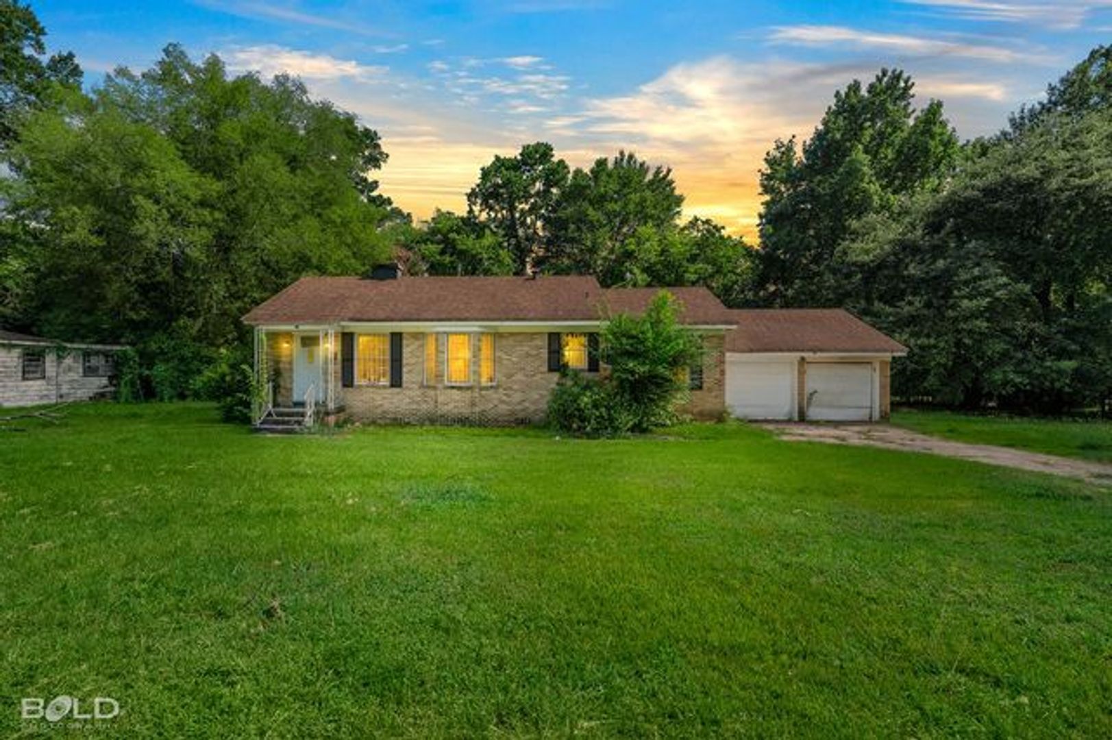 Shreveport House: 3319 Stonewall St