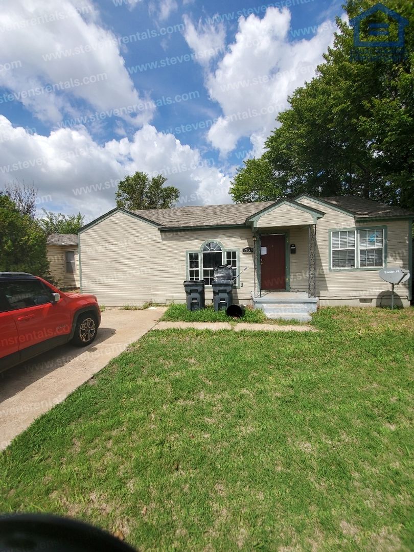 Lawton House: 1709 NW Smith Ave