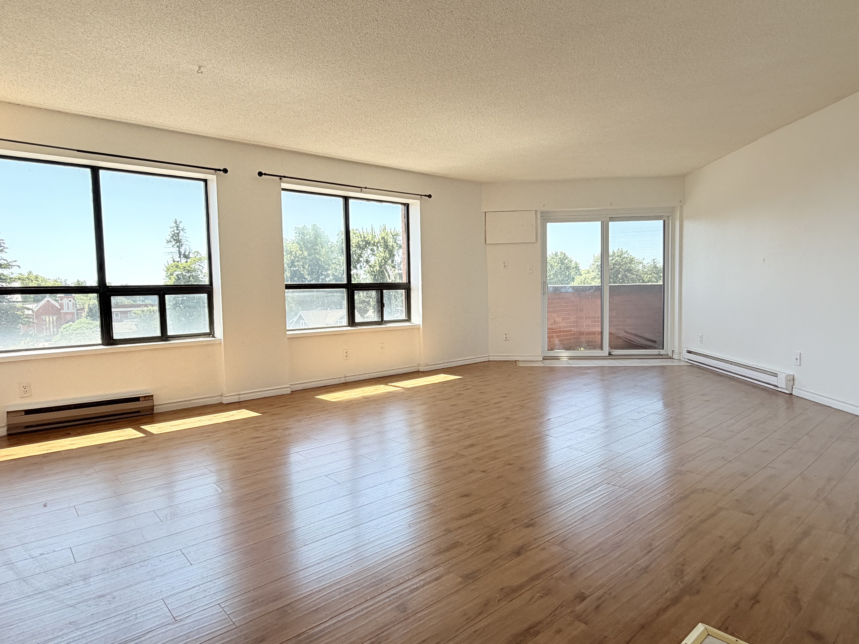 Kingsville Condo: 10 Pearl St W