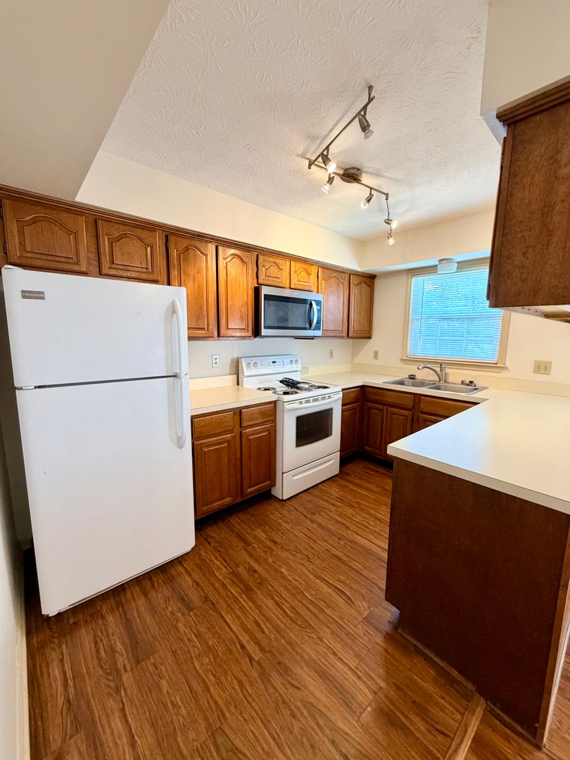 Versailles Condo: 137-155 Spring Run Road