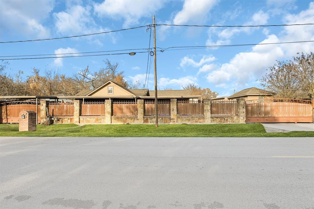 Houston Condo: 4401 Darwin Rd