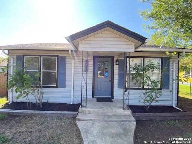 Floresville Condo: 1516 D St