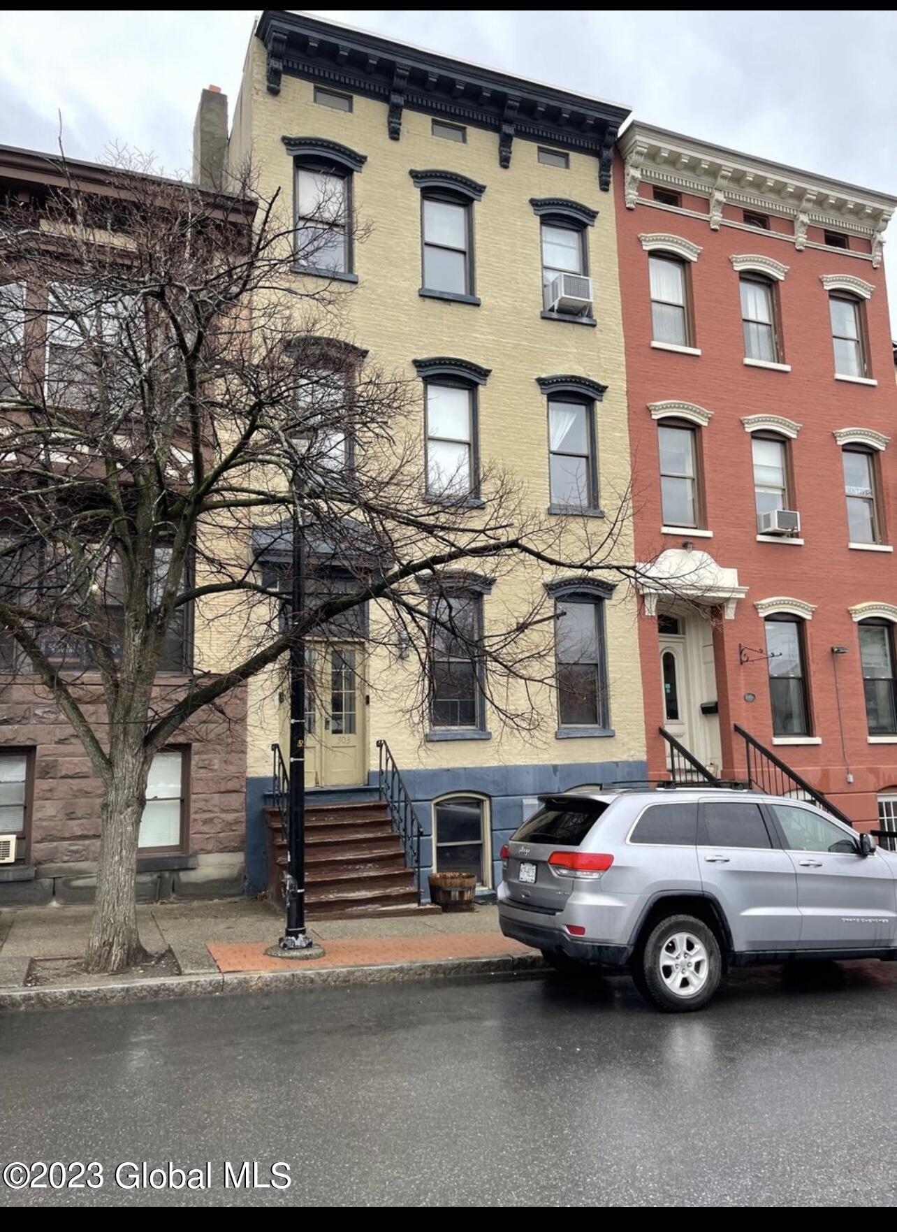 Alba Condo: 303 Hamilton St