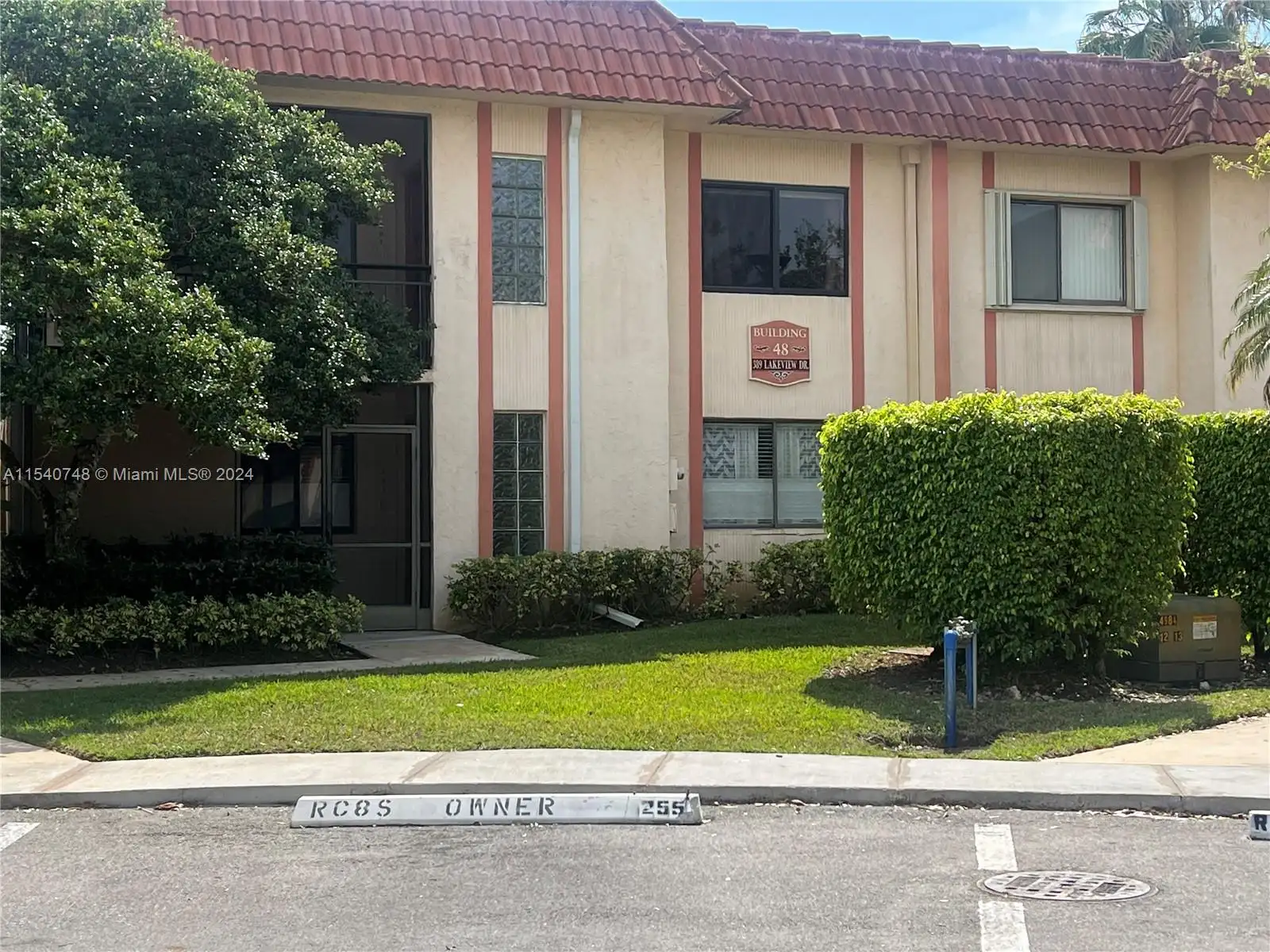Weston Condo: 389 Lakeview Dr