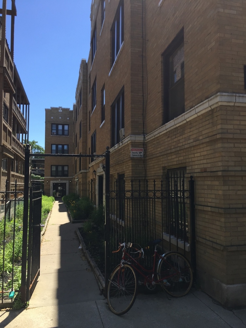Chicago Condo: 837 West Cornelia Avenue,