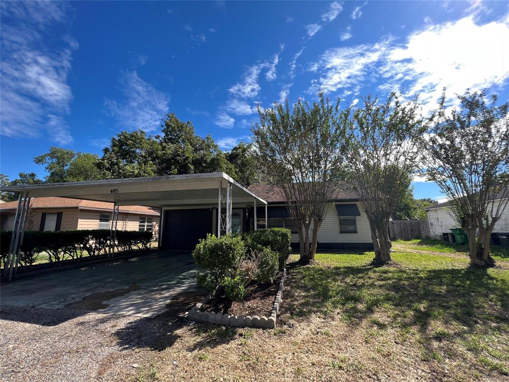Angleton Condo: 405 Farrer St