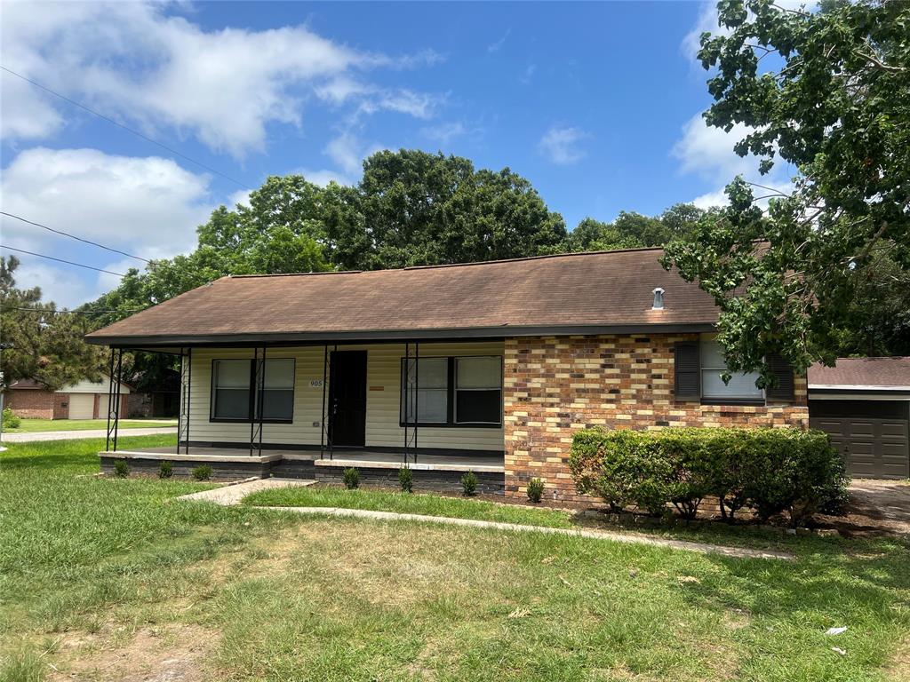 Clute Condo: 905 South Shanks St