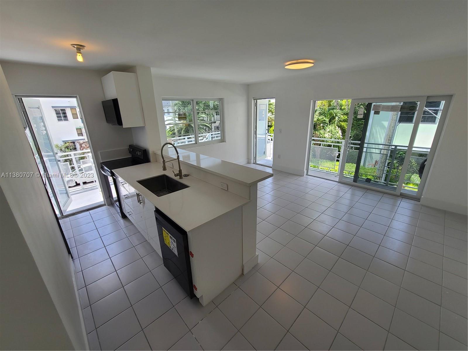 Miami Beach Condo: 901 10th St