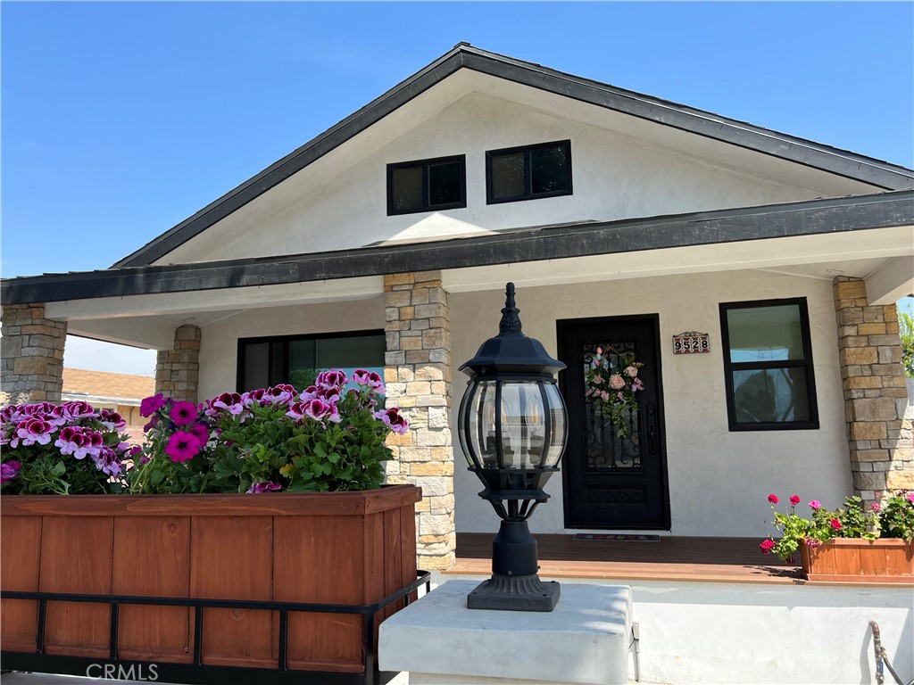 Inglewood Condo: 9528 Redfern Ave