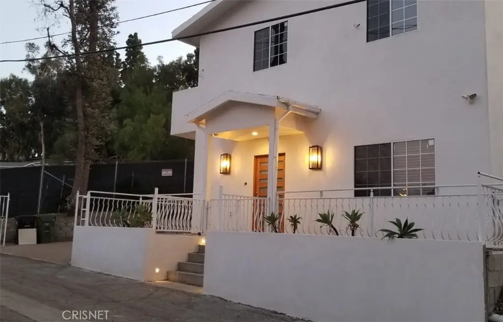 Woodland Hills Condo: 24334 Crestlawn St