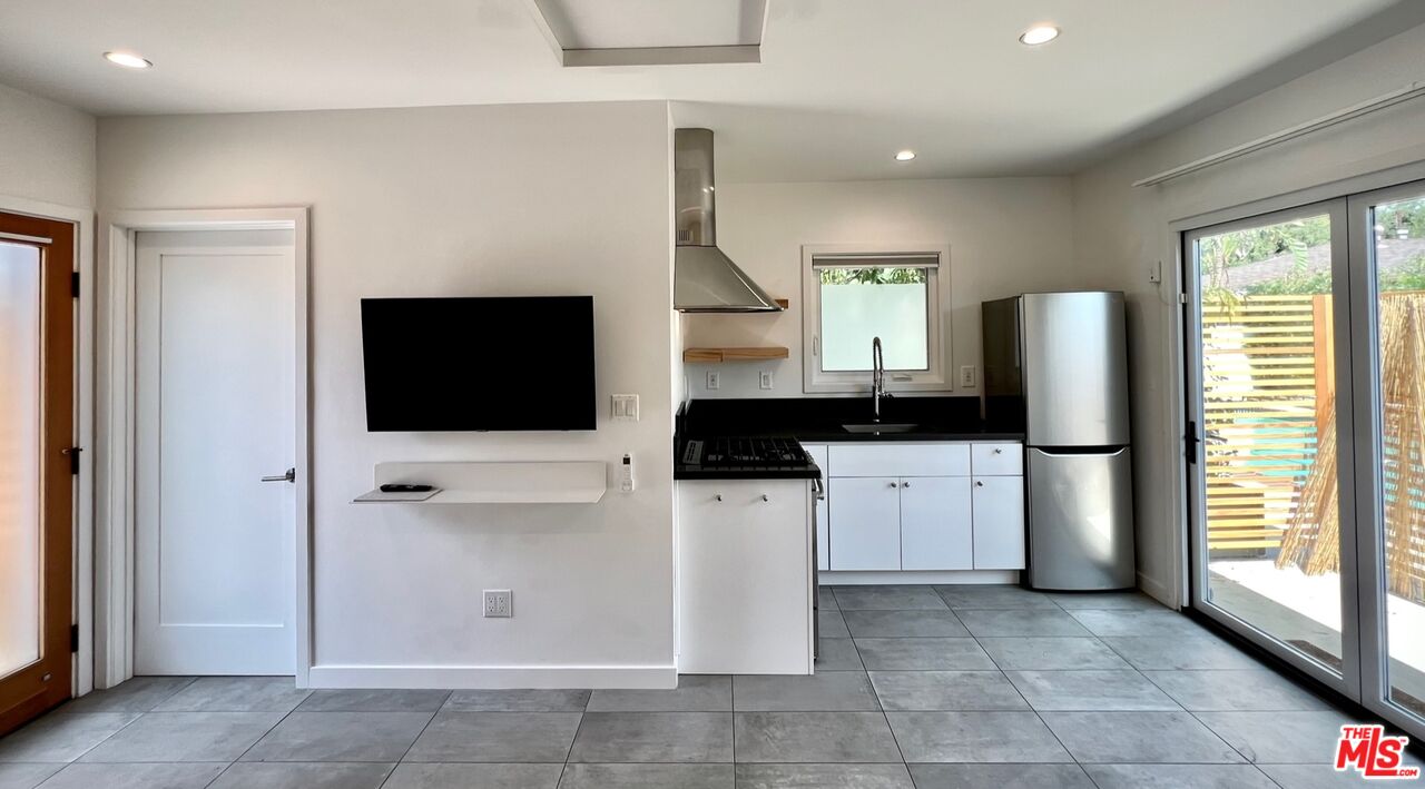 Studio City Condo: 4448 Elmer Ave