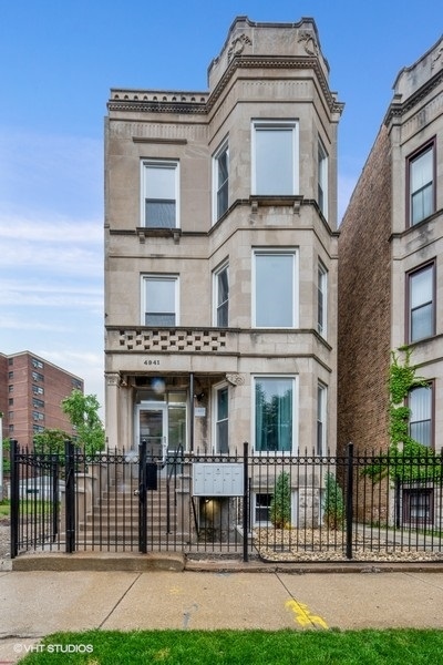 Chicago Condo: 4941 South Champlain Ave