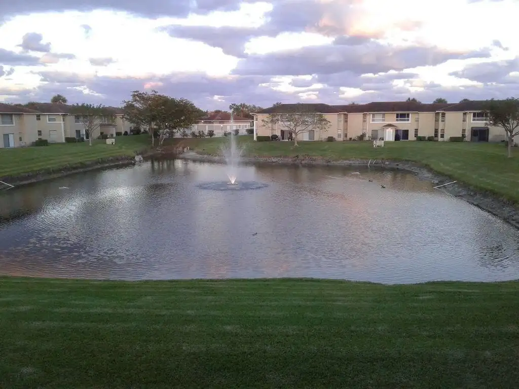 Coral Springs Condo: 911 Twin Lakes Dr