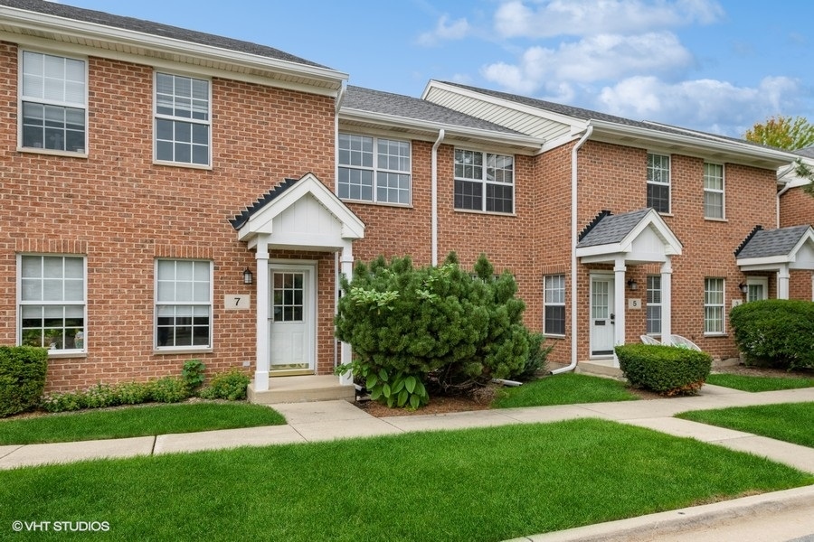 Elmhurst Condo: 7-4 4 Season's Ct