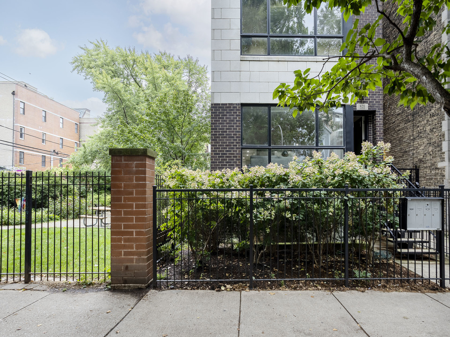 Chicago Condo: 821 W Roscoe St