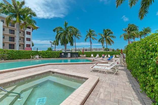 NAPLES Condo: 801 RIVER POINT DR