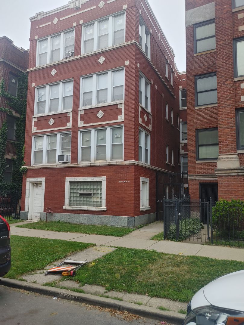 Chicago Condo: 7014 South Clyde Ave