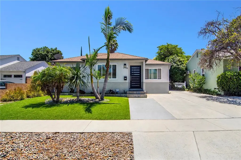 Encino Condo: 17956 Collins St
