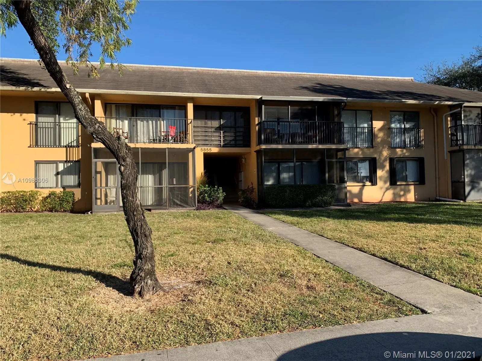 Hollywood Condo: 5855 Washington St