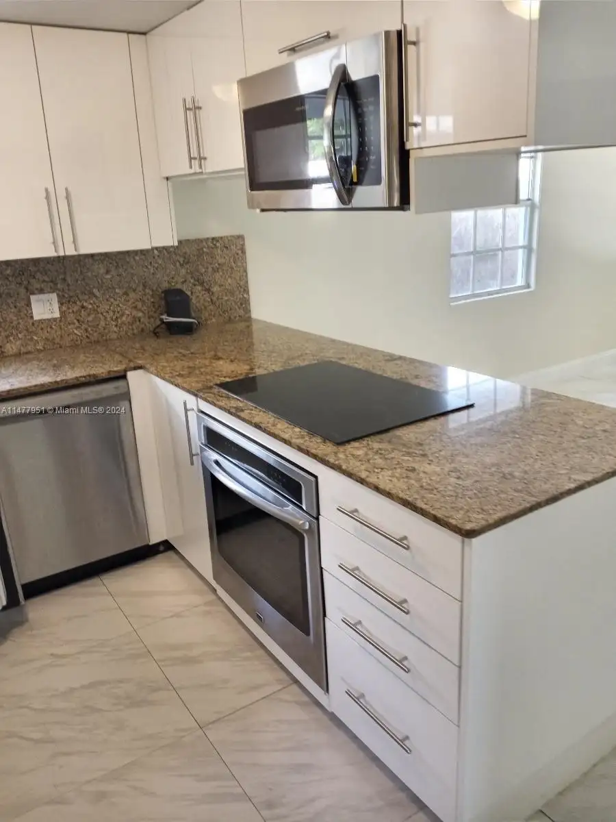 Hollywood Condo: 2135 Taylor St