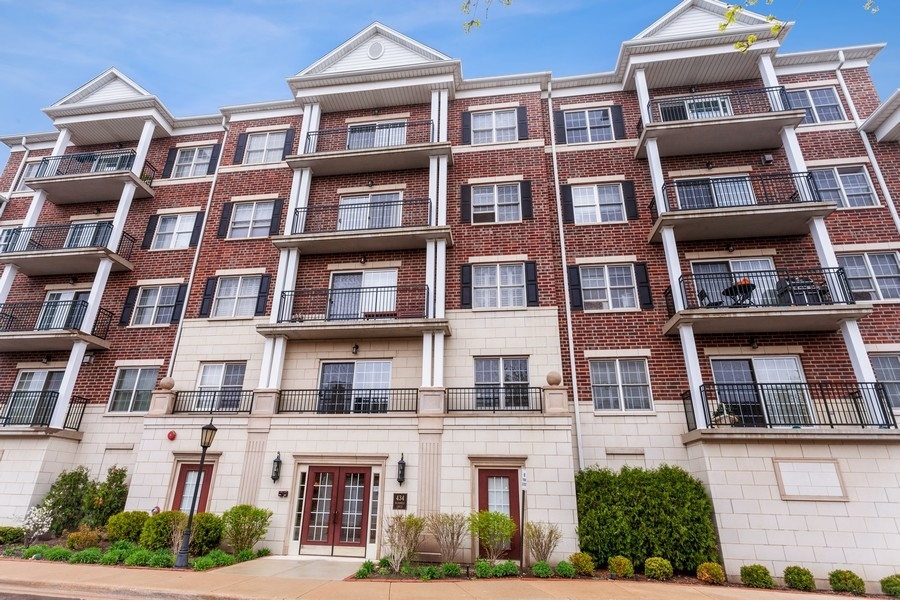 Clarendon Hills Condo: 434 McDaniels Cir