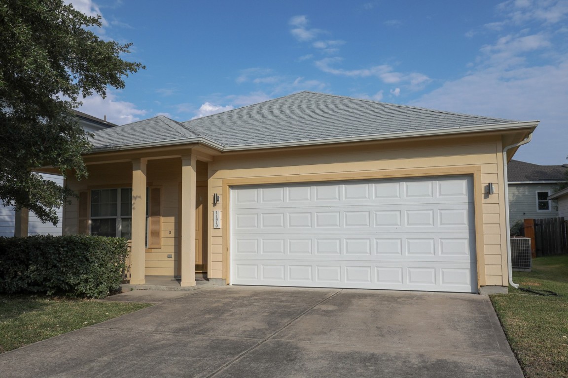 Manor Condo: 11810 Navasota St