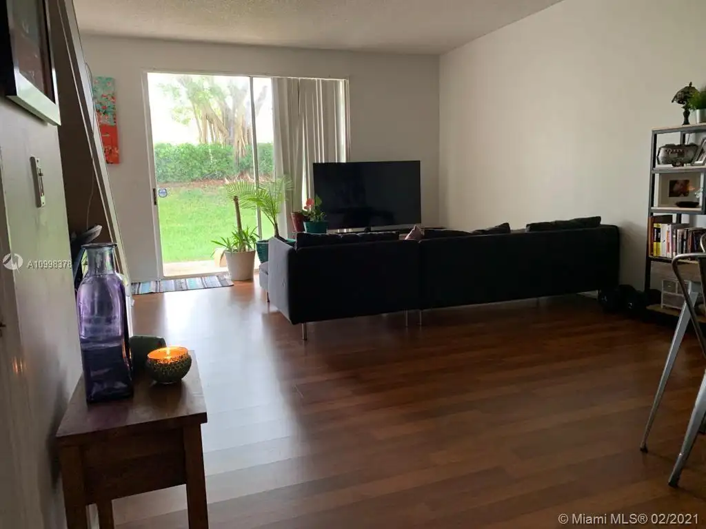 Weston Condo: 1001 Sorrento Dr