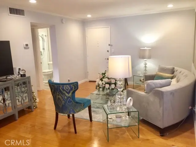 Encino Condo: 5400 Newcastle Ave