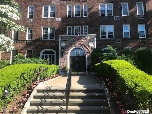 Garden City Condo: 12 Hamilton Pl