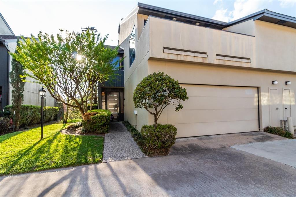 Houston Condo: 1112 Bering Dr