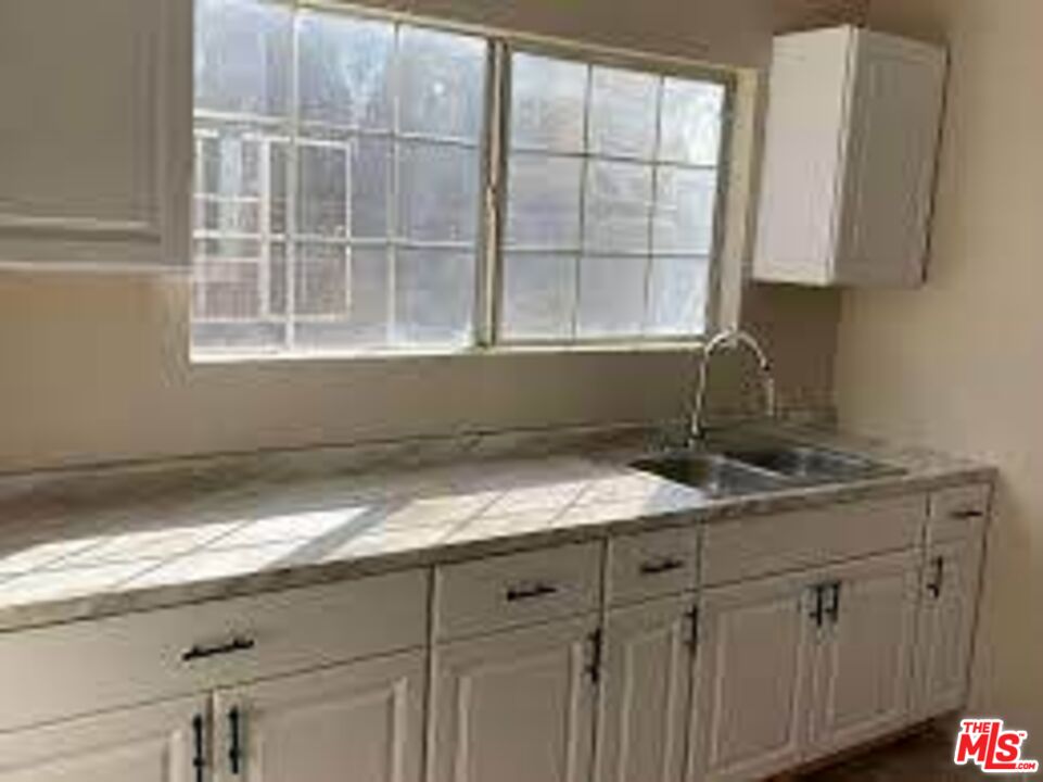 Los Angeles Condo: 4623 Wesley Ave