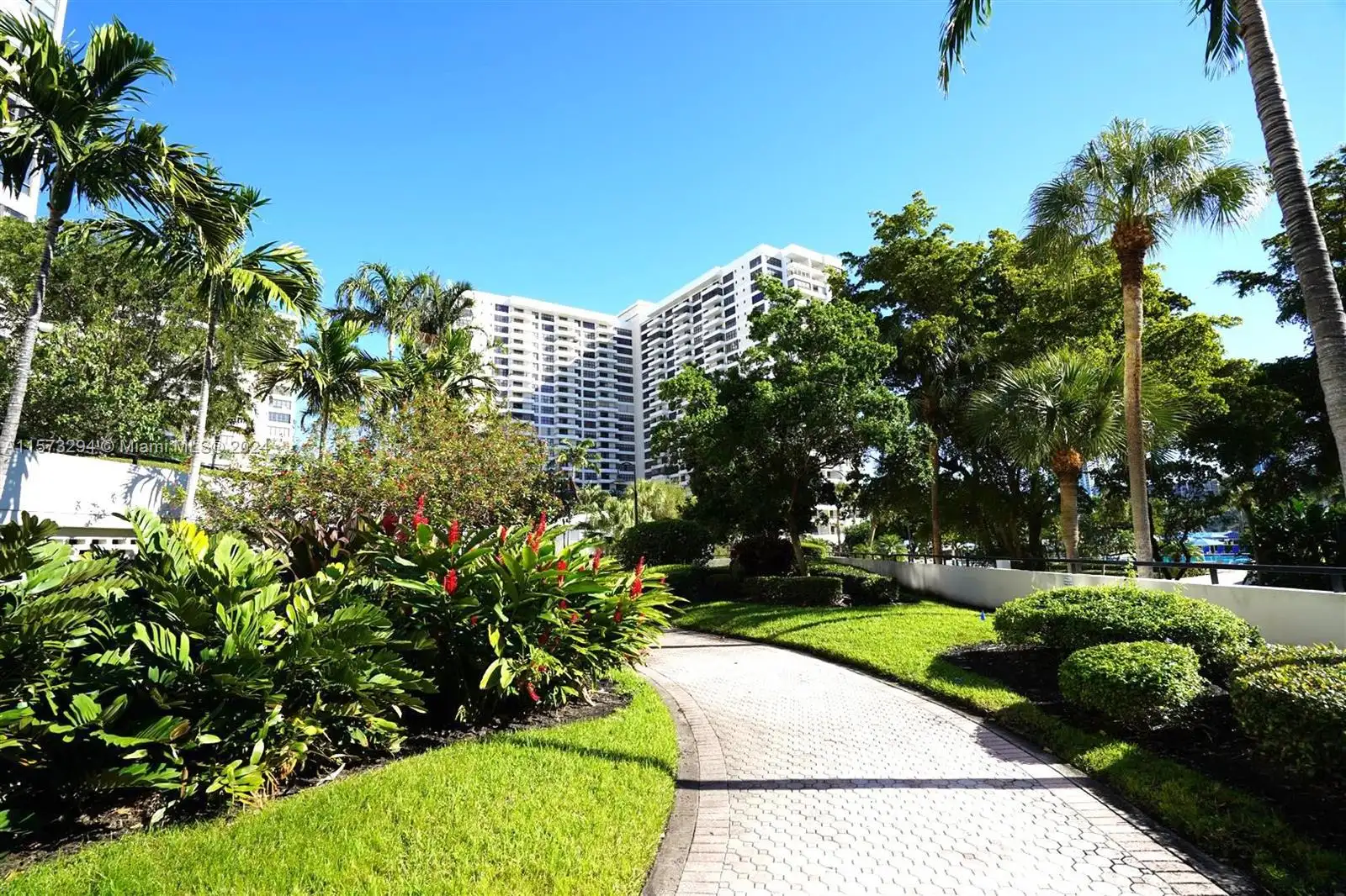 Hallandale Beach Condo: 2500 Parkview Dr