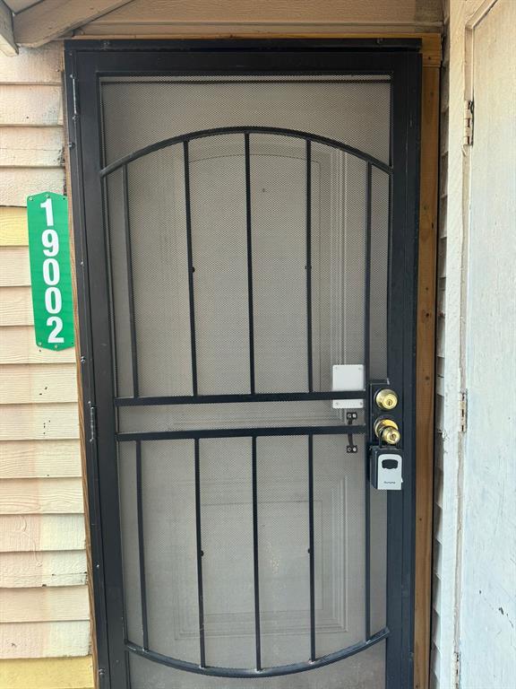 Houston Condo: 8323 Wilcrest Dr