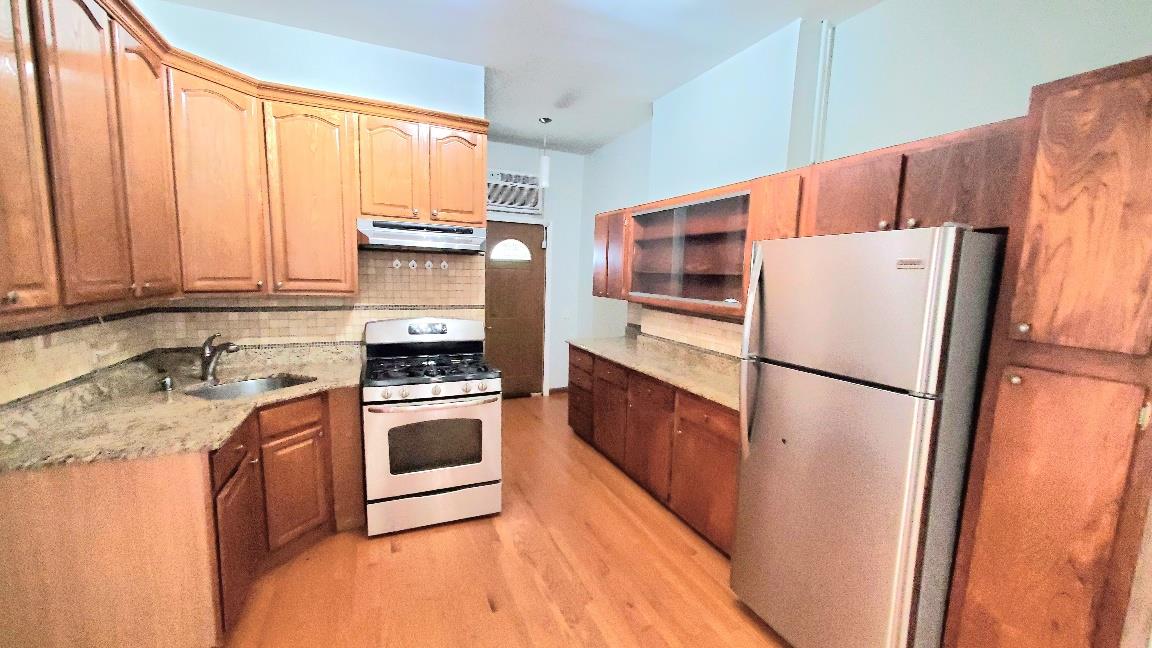 Queens Condo: 416 Woodward Ave