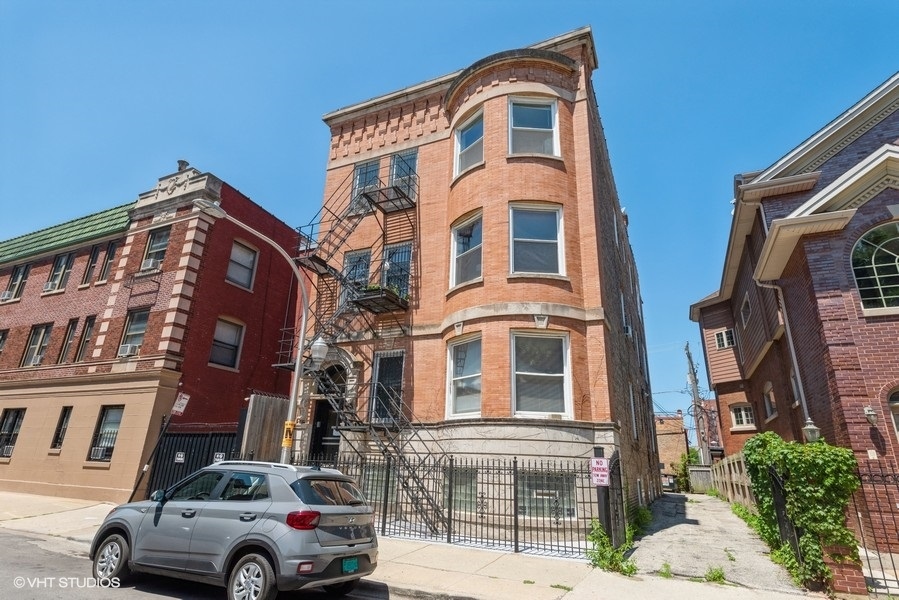 Chicago Condo: 932 West Cullom Ave