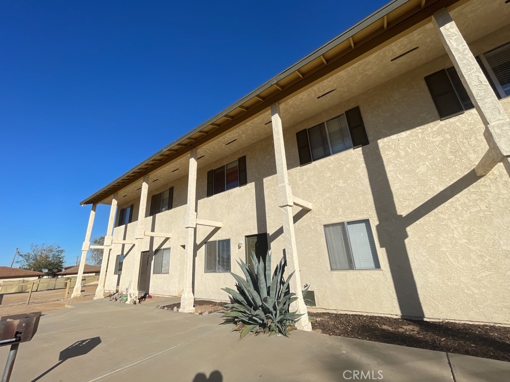 Hesperia Condo: 16784 Sultana St