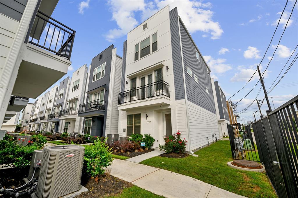 Houston Condo: 2218 McGowen St