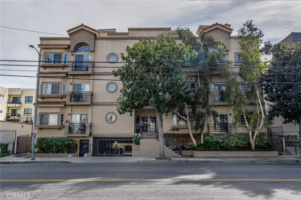Tolu Lake Condo: 10630 Moorpark St 104