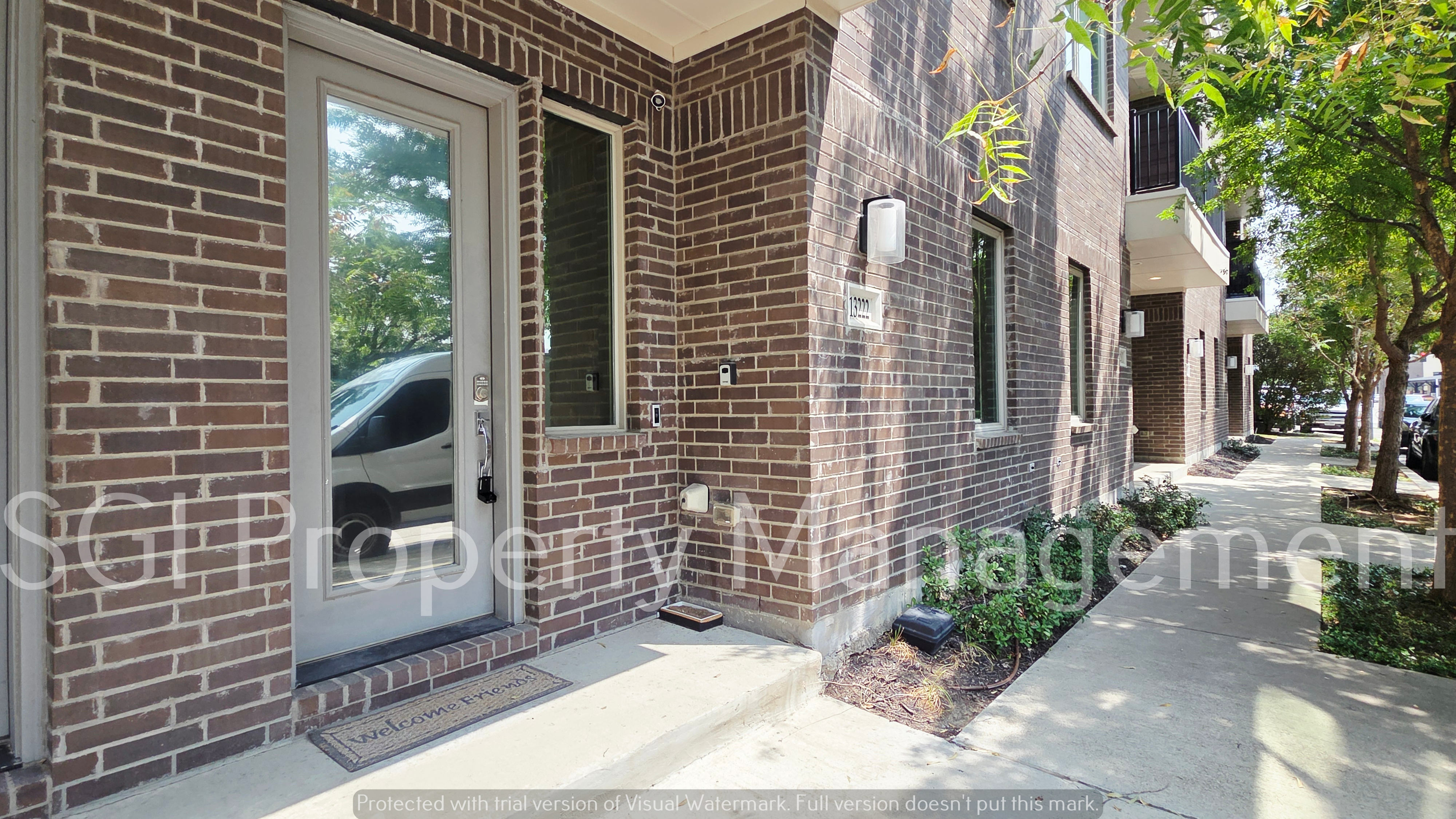 Dallas House: 13222 Bee St