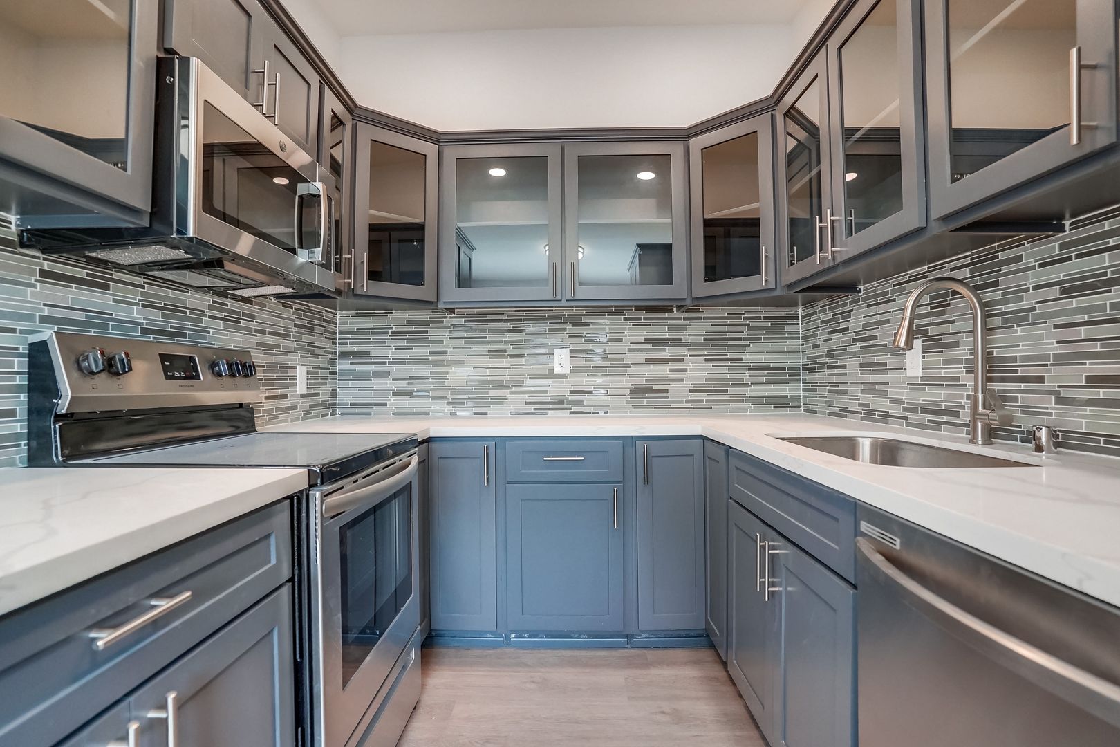 Inglewood Condo: 333 W Queen St