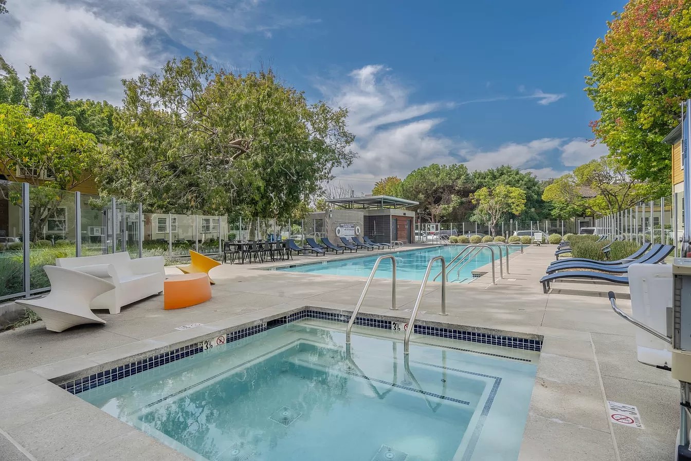 Los Angeles Apartment: 5843 W 88th St