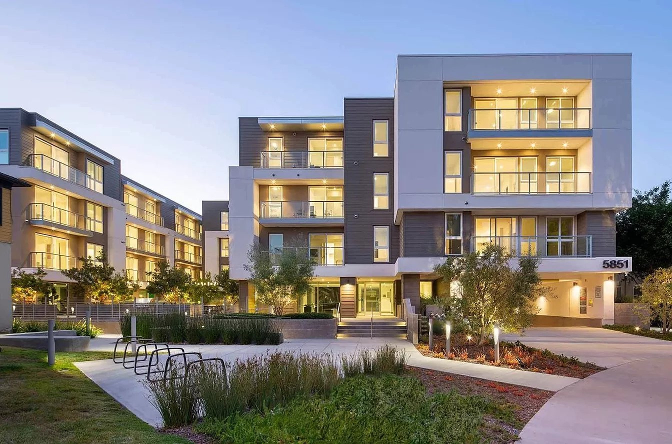 Los Angeles Apartment: 5843 W 88th St