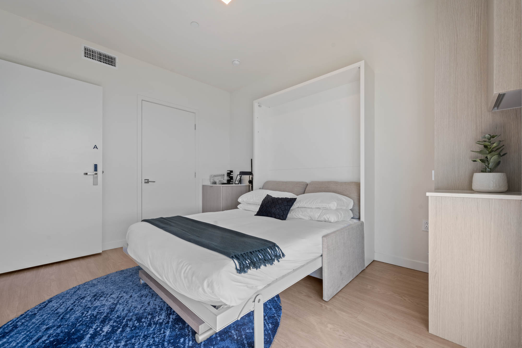 Los Angeles Apartment: 5843 W 88th St